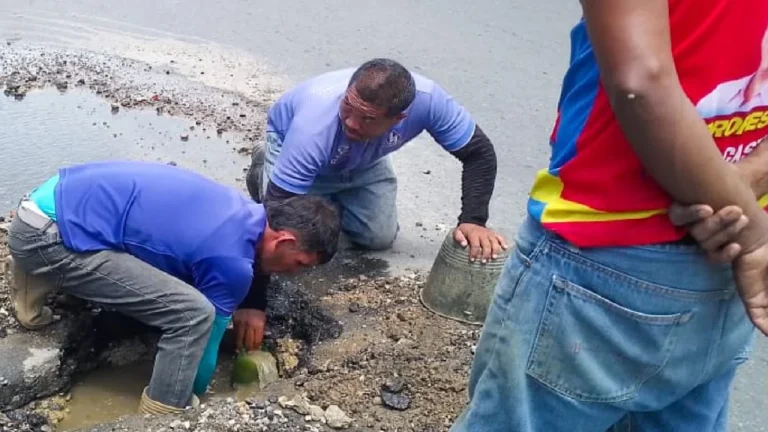Corrección de una fuga de tubería de aguas blancas del sector la Haciendita