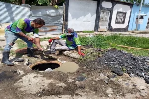 Alcaldía de Diego Ibarra intensifica limpieza de drenajes y tanquillas en el Sector Los Chaguaramos