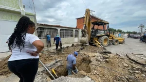 Alcaldía e Hidrocentro Resuelven Problema de Aguas Servidas en la calle Barcelona