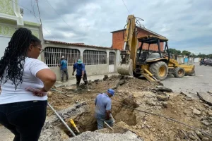 Alcaldía e Hidrocentro Resuelven Problema de Aguas Servidas en la calle Barcelona