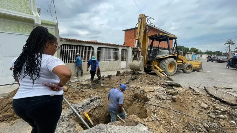 Alcaldía e Hidrocentro Resuelven Problema de Aguas Servidas en la calle Barcelona