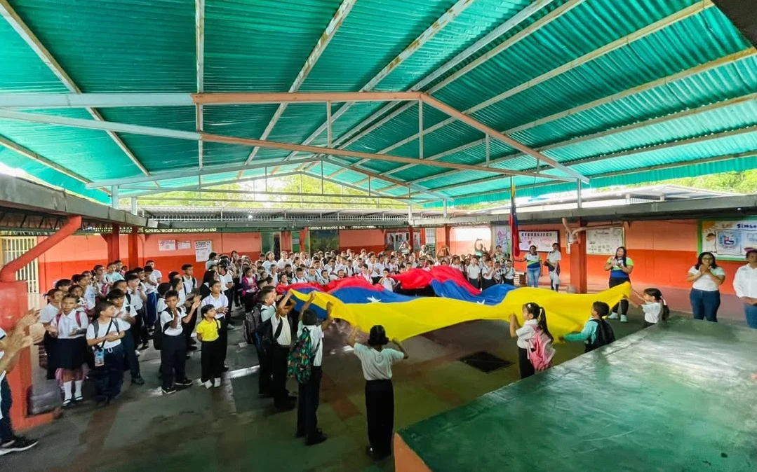 Con civismo y sentido patrio, conmemoran el Día del Himno Nacional