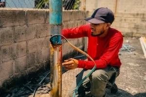 Alcaldía de Diego Ibarra optimiza el suministro de agua potable en el sector Democracia 2