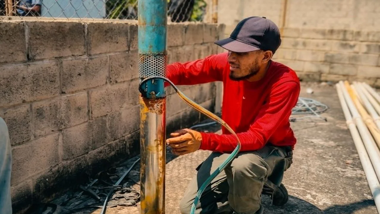 Alcaldía de Diego Ibarra optimiza el suministro de agua potable en el sector Democracia 2